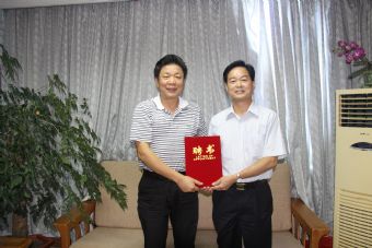 2011-08-15市政府吕冠嵘秘书长（左一）接受学会聘请出任名誉会长